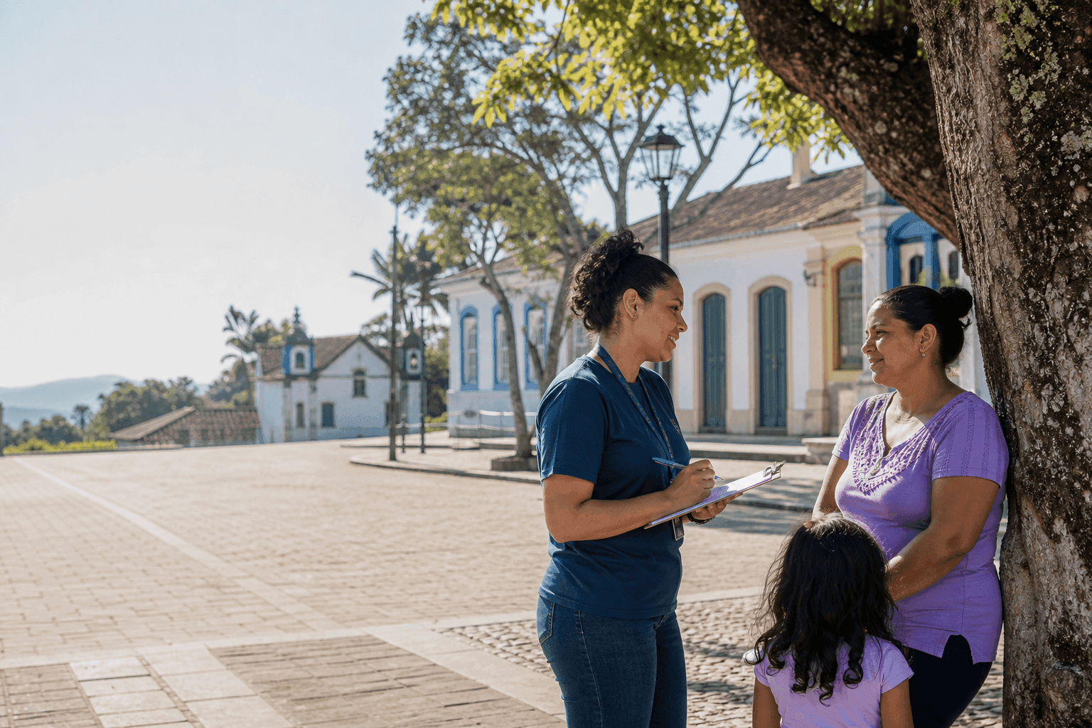 Moradores conversam em uma praça de cidade brasileira.