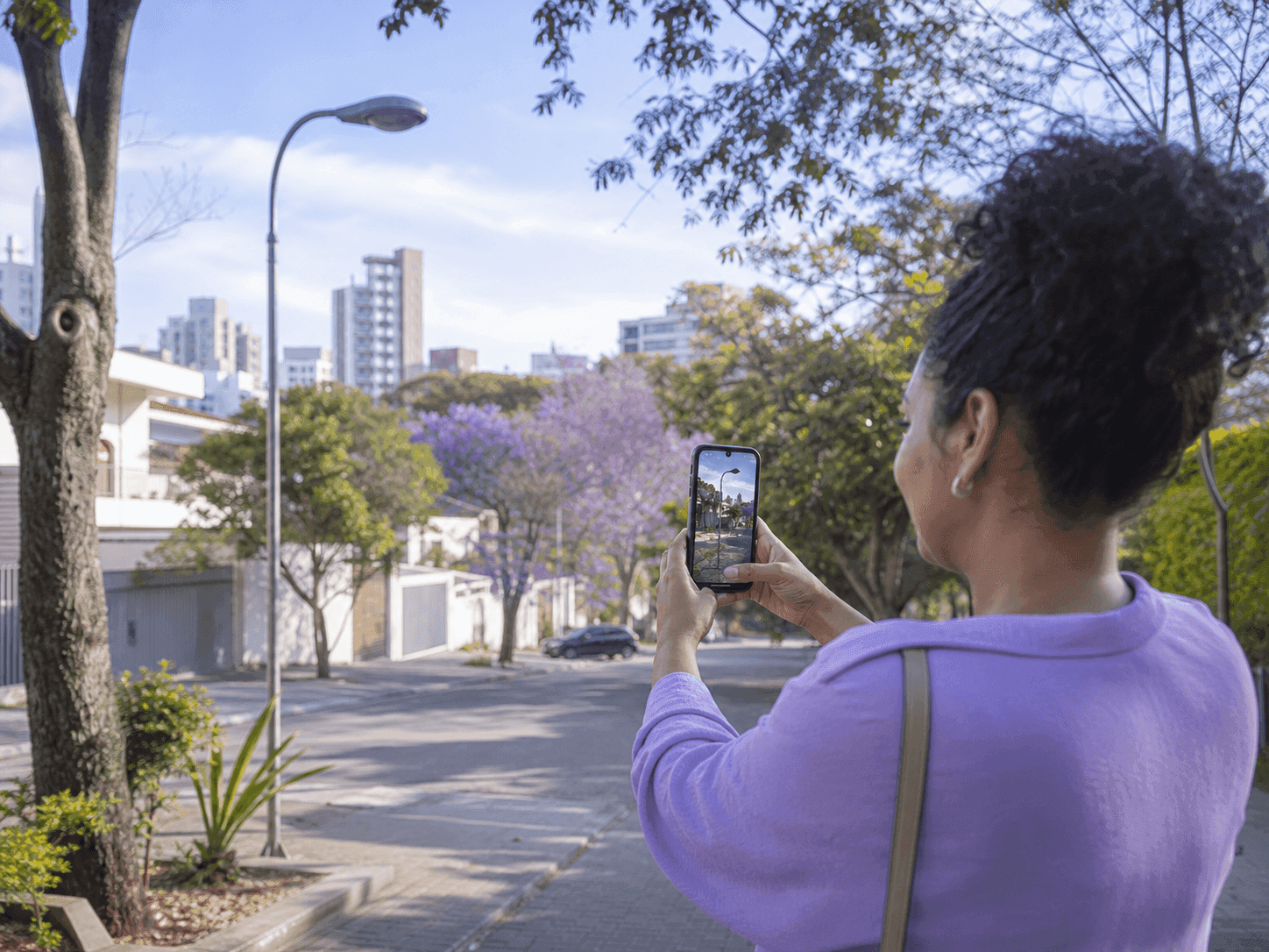 Moradora registra pelo celular uma situação da rua onde vive.
